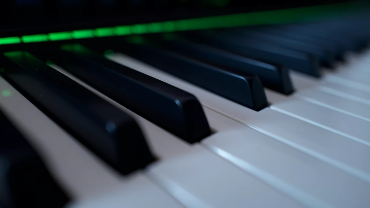 apprendre le piano, motif numéro 2 en gamme de fa mineur blues avec mélanie