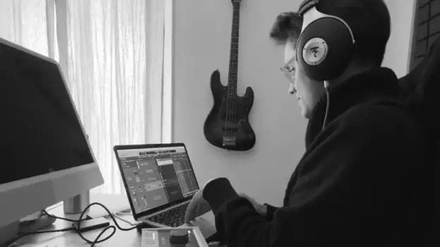 Stagiaire en formation Logic Pro sur un iMAc et macbook pro chez youstudio